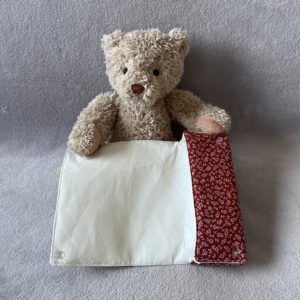 Protège livre et son marque page assorti - Petit format - Modèle rouge à fleurs