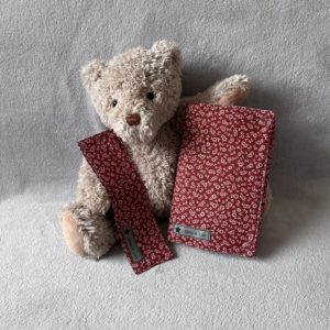 Protège livre et son marque page assorti - Petit format - Modèle rouge à fleurs